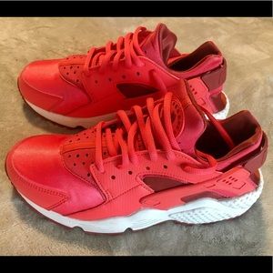 women's Nike Air Huarache Run in ember red